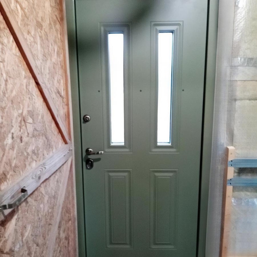 Дверь с узкими окнами