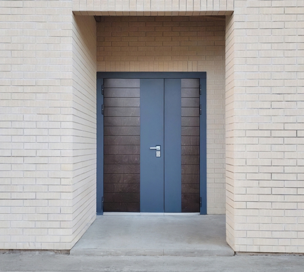 Двухцветная дверь, вид с улицы