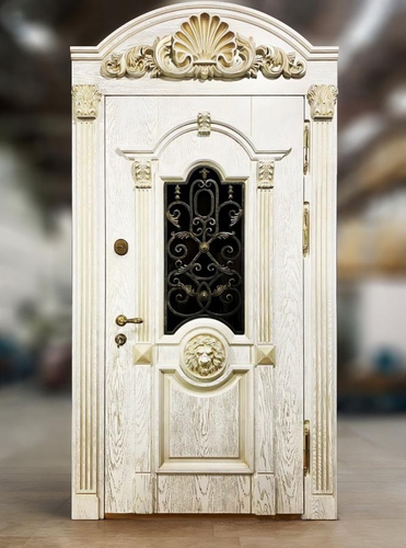 Парадная дверь с резьбой (фото из цеха)