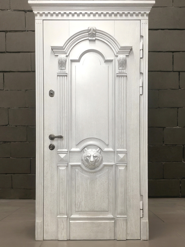 Белая дверь с резьбой