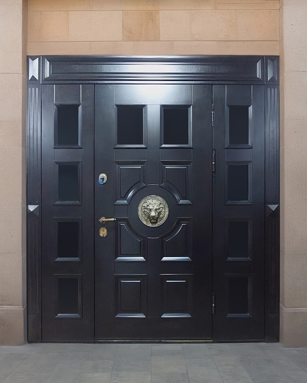 Широкая дверь с окнами