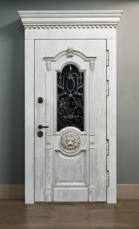 С карнизом и резьбой