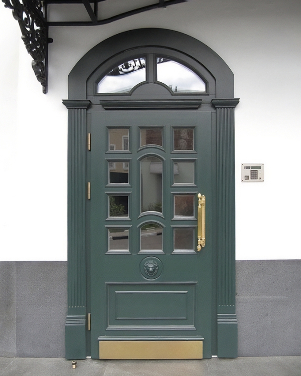 Темно-зеленая дверь