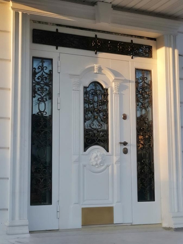 Парадная белая дверь