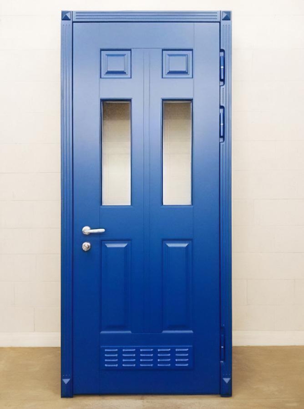 Синяя дверь с вентиляцией
