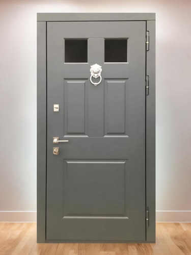 Серая дверь с кнокером