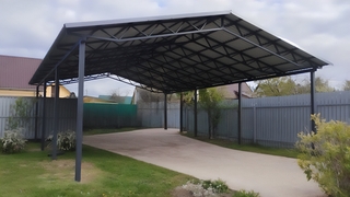 Двускатный навес из профнастила для зоны стоянки автомобиля Двускатный навес из профнастила для зоны стоянки автомобиля