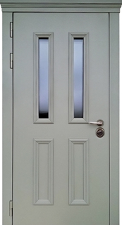 Остекленная термодверь с карнизом и отделкой из МДФ панелей с багетом