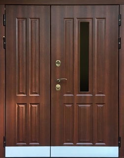 Полуторная уличная термодверь с узким стеклом, отбойниками и панелями МДФ ПВХ